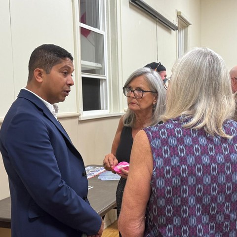 Guru Bhat speaking with Ward 4 residents